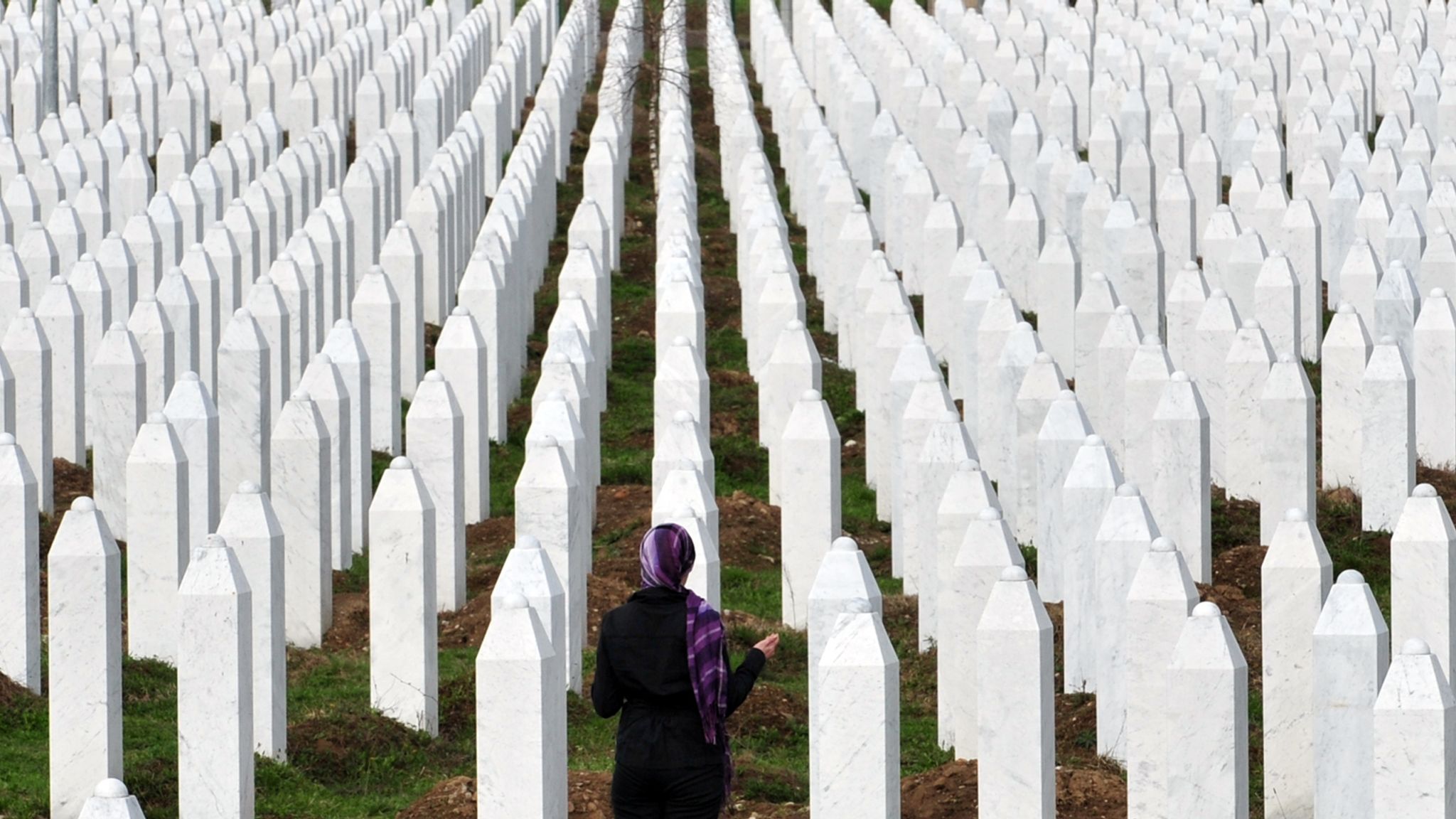 Геноцид это. Кладбище боснийцев геноцида Милошевича. Кладбище в Гааге видео. Genocide in International Law.