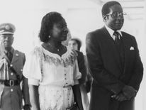 Mugabe visits the Queen at Buckingham Palace with his first wife Sally in 1982