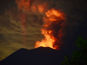A general view shows Mount Agung erupting seen at night from Kubu sub-district in Karangasem Regency on Indonesia&#39;s resort island of Bali on November 28, 2017