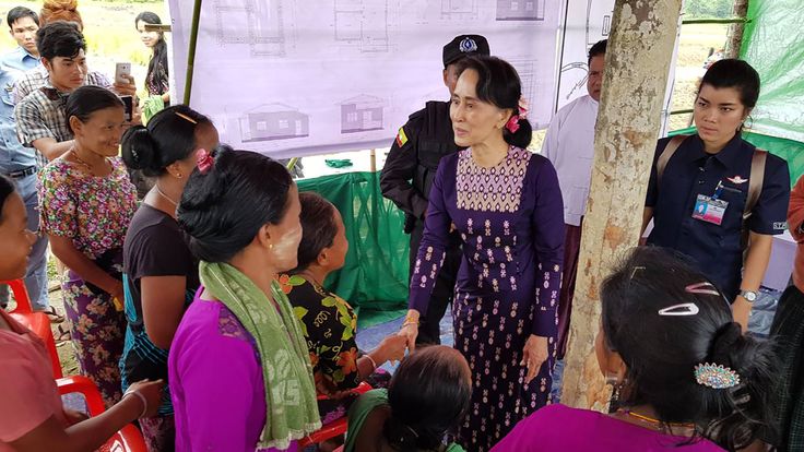  Myanmar State Counselor Aung San Suu Kyi (C) meets with Myo ethnic people in northern Maungdaw, Myanmar&#39;s Rakhine State on November 2, 2017