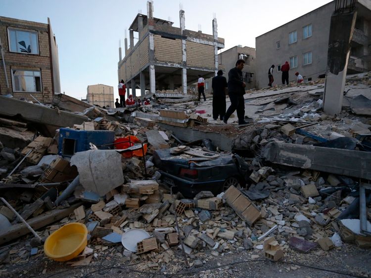 People including rescue personnel conduct search and rescue work following a 7.3-magnitude earthquake at Sarpol-e Zahab in Iran&#39;s Kermanshah province on November 13, 2017. At least 164 people were killed and 1,600 more injured when a 7.3-magnitude earthquake shook the mountainous Iran-Iraq border triggering landslides that were hindering rescue efforts, officials said