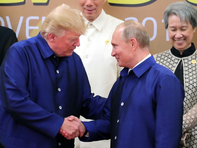 Donald Trump and Vladimir Putin shook hands at the APEC leaders&#39; conference in Vietnam