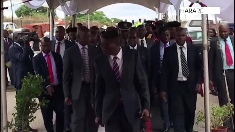 Zimbabwe military allows Robert Mugabe to lead graduation 