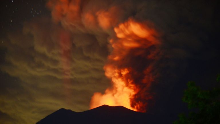 A general view shows Mount Agung erupting seen at night from Kubu sub-district in Karangasem Regency on Indonesia&#39;s resort island of Bali on November 28, 2017