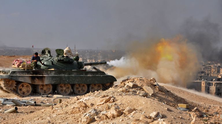 A Syrian government forces&#39; tank fires on Deir Ezzor