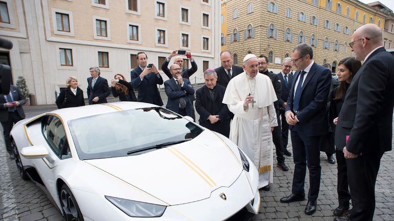 Pope Francis receives a Lamborghini Huracan 