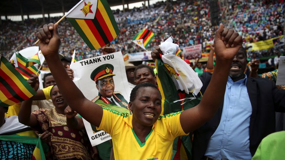 People cheer as Emmerson Mnangagwa is sworn in as Zimbabwe&#39;s president