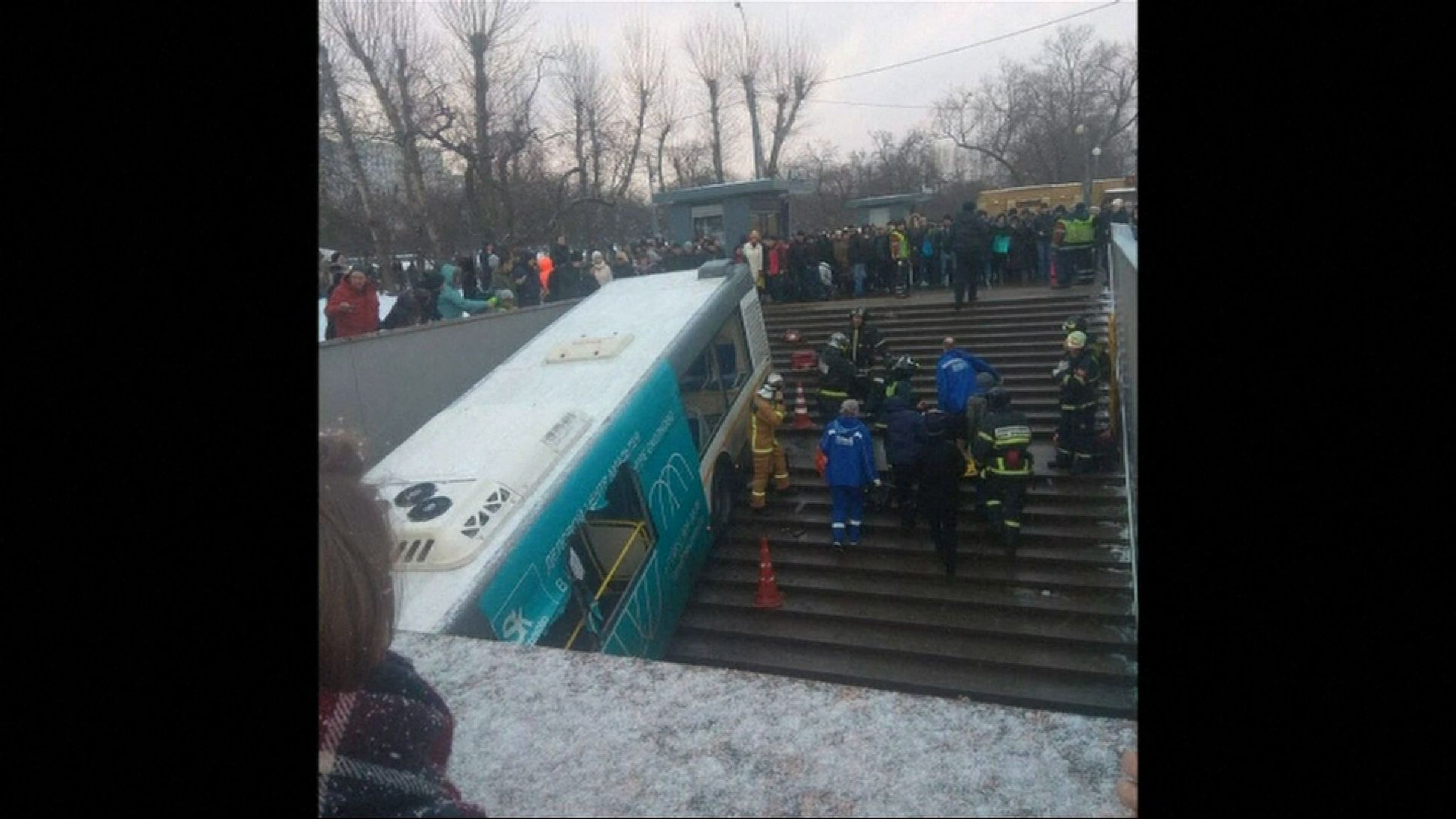 Славянский бульвар одинцово. Автобус на Славянском бульваре въехал в пешеходный. Автобус заехал в переход на Славянском бульваре. Автобус влетел в подземный переход. Автобус влетел в подземный переход на Славянском.