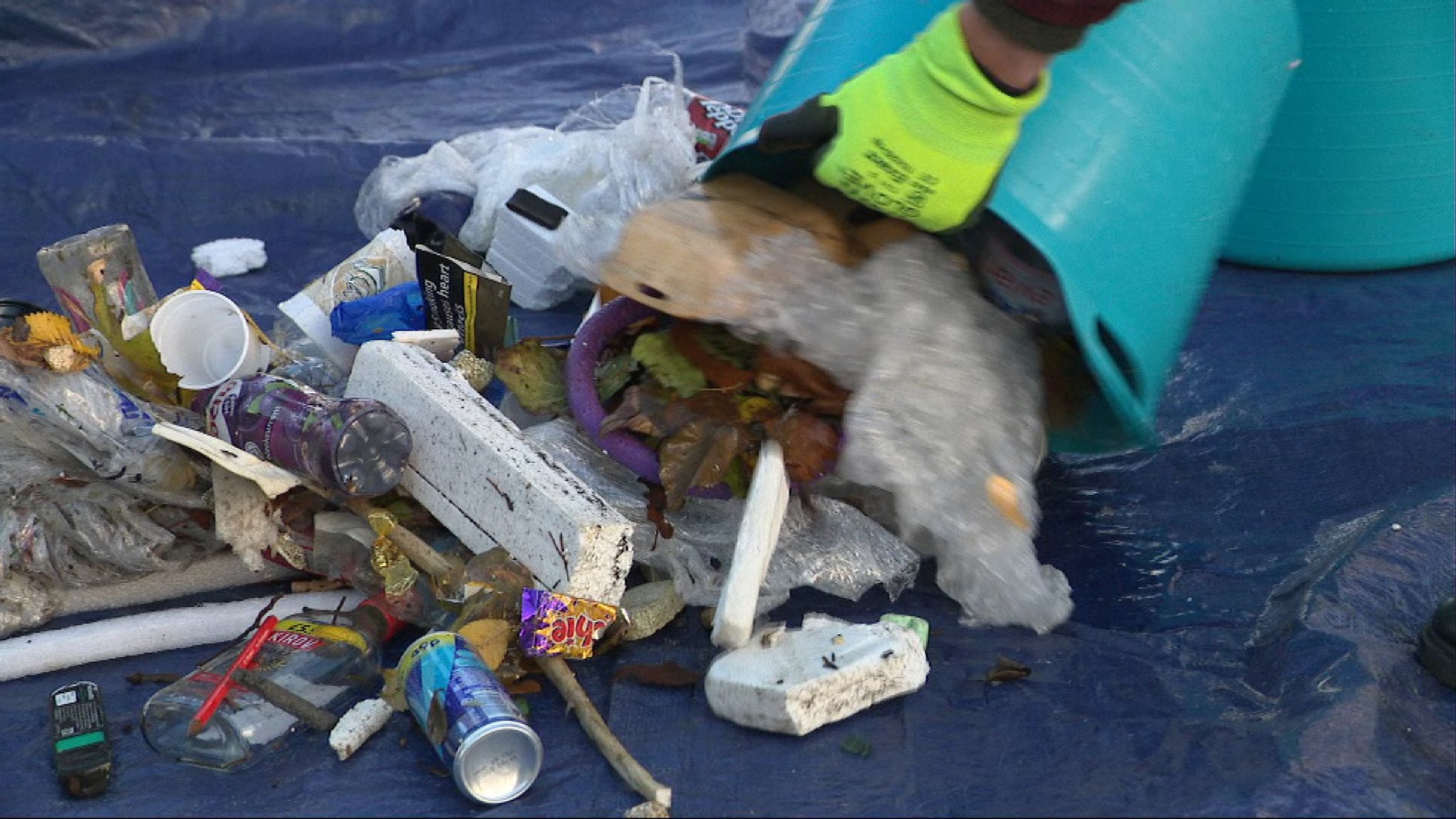 Youngsters hit London's Thames in unique litterfishing initiative