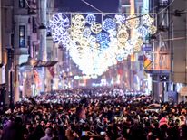 Revellers bid farewell to 2017 as they gather to celebrate New Years in Istanbul on December 31, 2017. Turkey arrested on December 31, 2017, more suspected Islamic State (IS) group jihadists in a major crackdown on the extremist group ahead of a New Year overshadowed by the first anniversary of the nightclub terror attack that left 39 dead