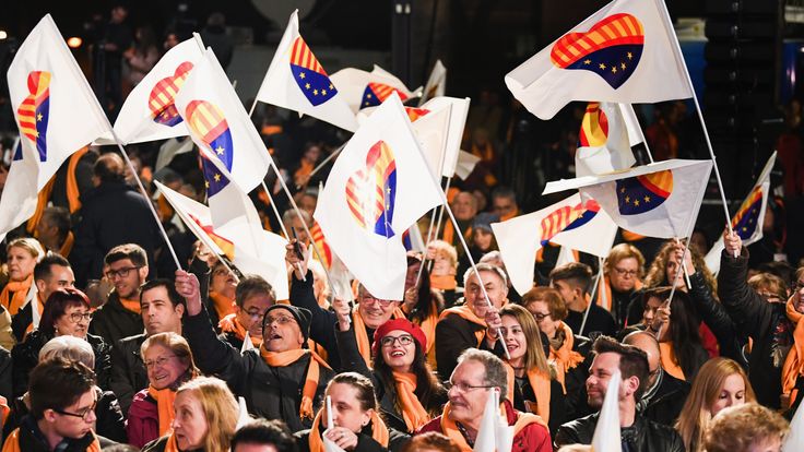 BARCELONA, SPAIN - DECEMBER 19: Members of the Citizens party hold their closing election rally ahead of the forthcoming Catalan parliamentary election on December 19, 2017 in Barcelona, ÜÜSpain. Catalonians will head to the polls on December 21, in an election set to replace or re-elect the deposed separatist leaders whose secession bid plunged Spain into its worst political crisis in decades. (Photo by Jeff J Mitchell/Getty Images)