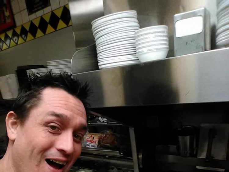 waffle-house-customer-cooks-own-food-after-finding-staff-asleep