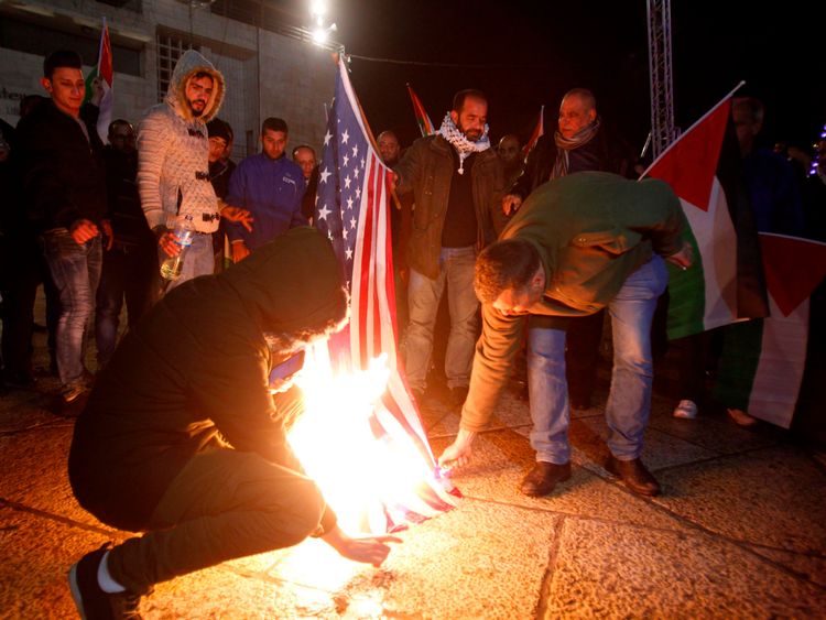 Palestinian demonstrators burned the US flag in Bethlehem&#39;s Manger Square