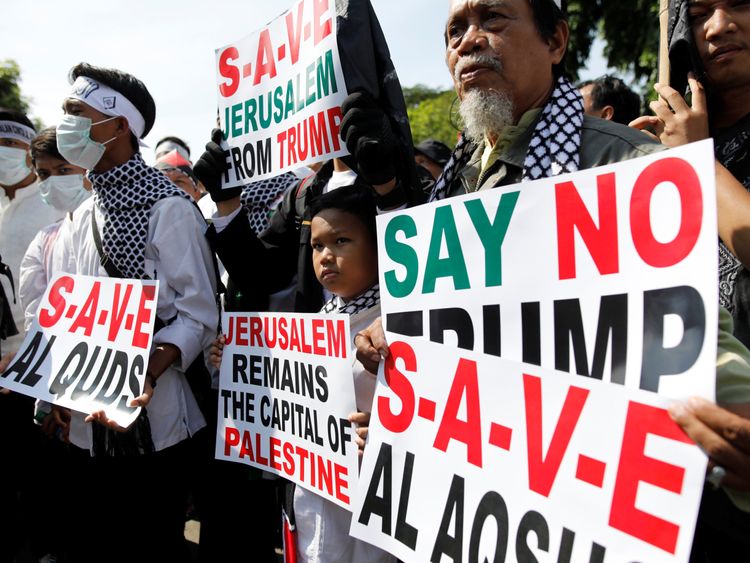 Muslim groups protest to condemn Washington&#39;s decision to recognize Jerusalem as Israel&#39;s capital outside the U.S. embassy in Jakarta, Indonesia