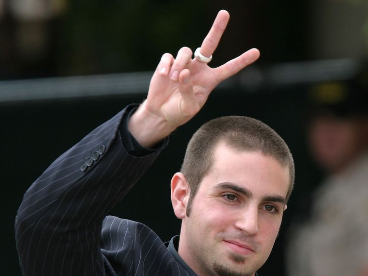 Wade Robson leaves court during Michael Jackson&#39;s 2005 child molestation trial