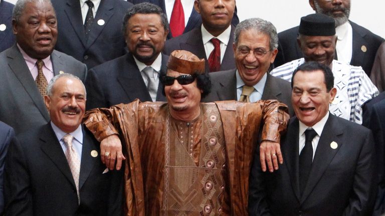 Puis le leader libyen Mouammar al-Kadhafi (C) s'appuie sur les épaules du président égyptien d'alors Hosni Moubarak (centre R) puis du président yéménite Ali Abdullah Saleh (centre L)