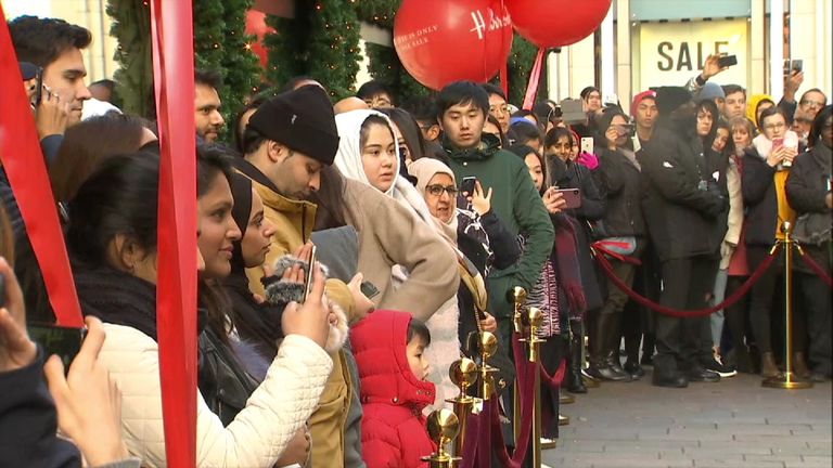 Boxing Day shoppers queue outside Harrods in London&#39;s Knightsbridge