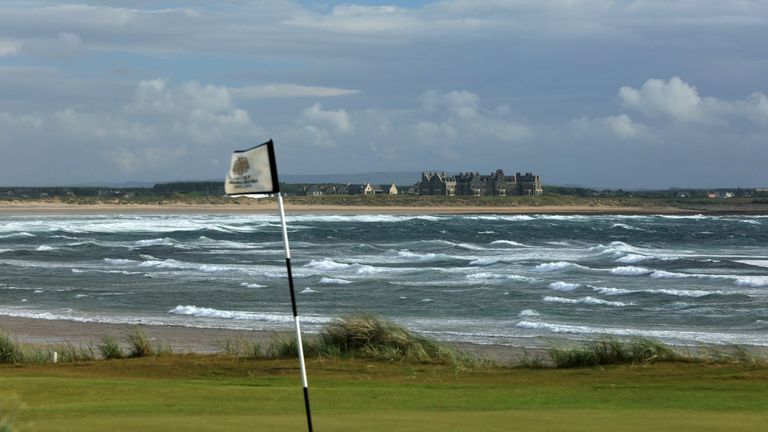 A flag sways in the breeze on Mr Trump&#39;s course in Doonbeg 
