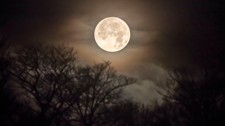 The moon sets over Huddersfield in Yorkshire this morning.
Picture by: Danny Lawson/PA Wire/PA Images
Date taken: 03-Dec-2017