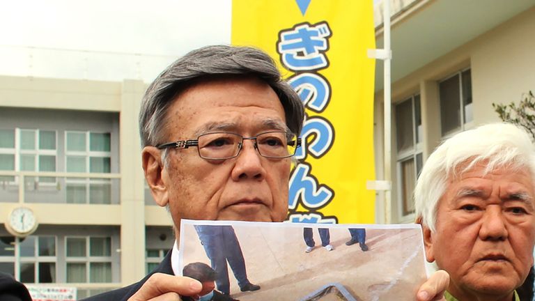 Okinawa's governor showed a picture of the metal-framed window