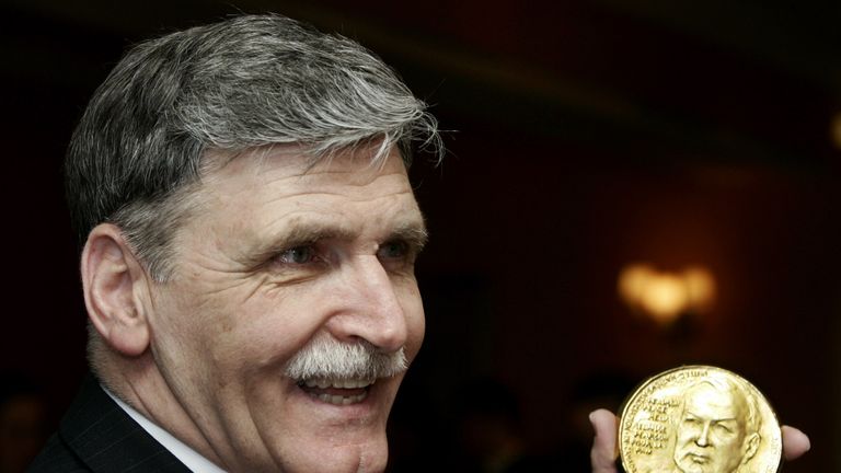 Dallaire is awarded the Canada Pearson Peace Medal