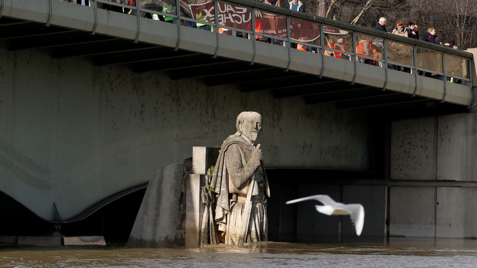 Paris Floods Hundreds Evacuated As Rising Seine Threatens Louvre