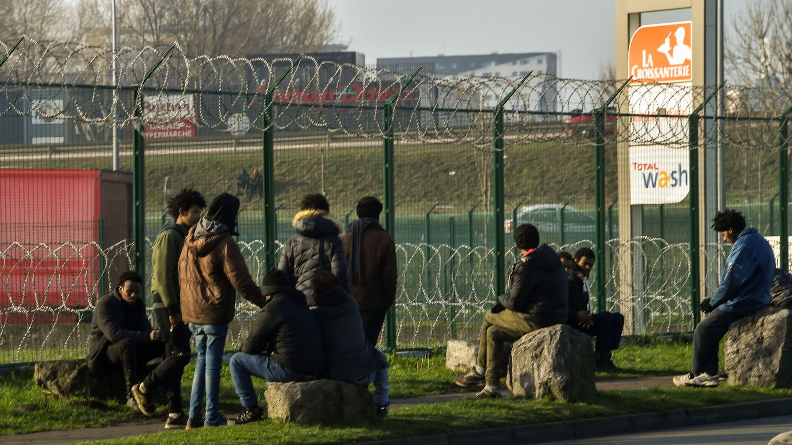 Government to increase Calais border spend during UKFrance summit