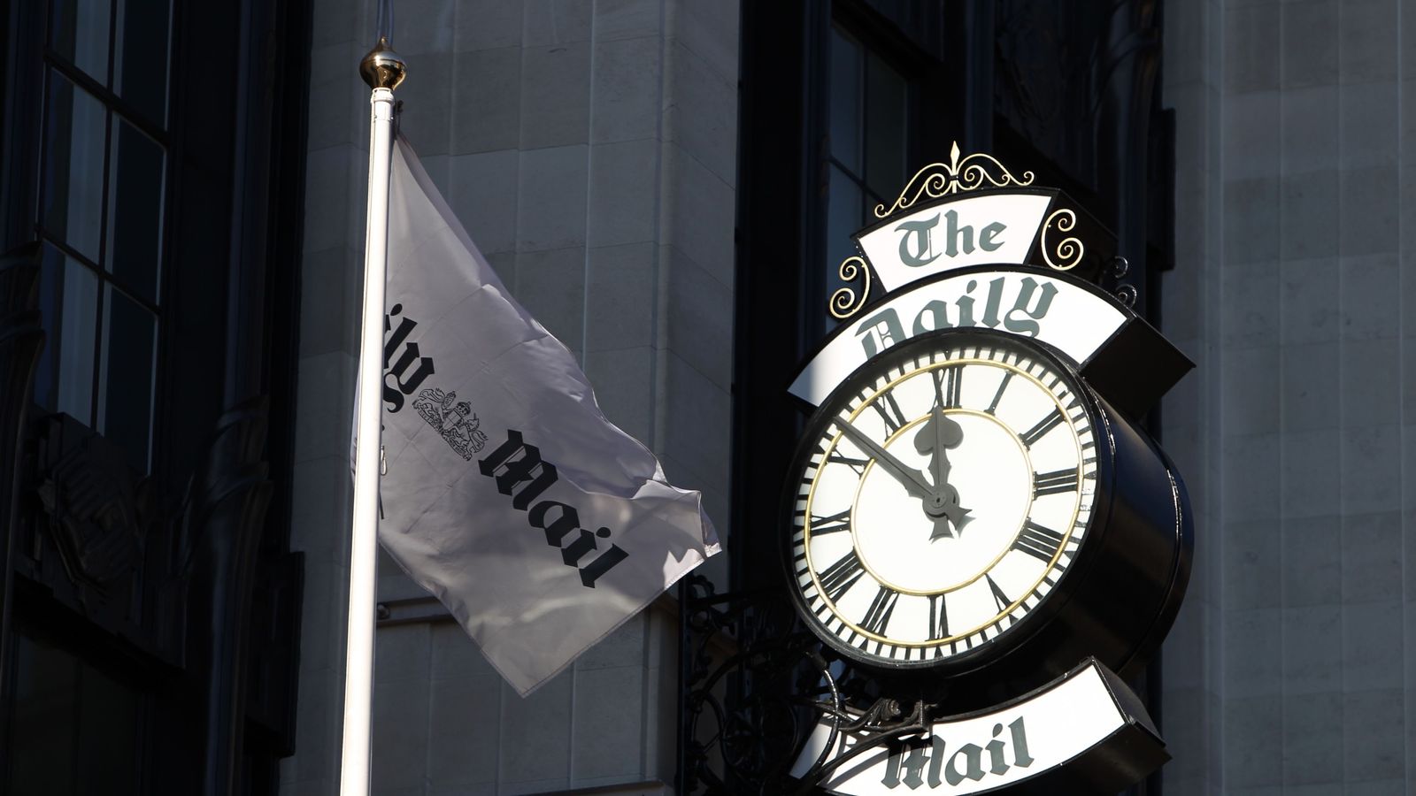 HOW DO I CONTACT THE DAILY MAIL NEWSPAPER visual data 8