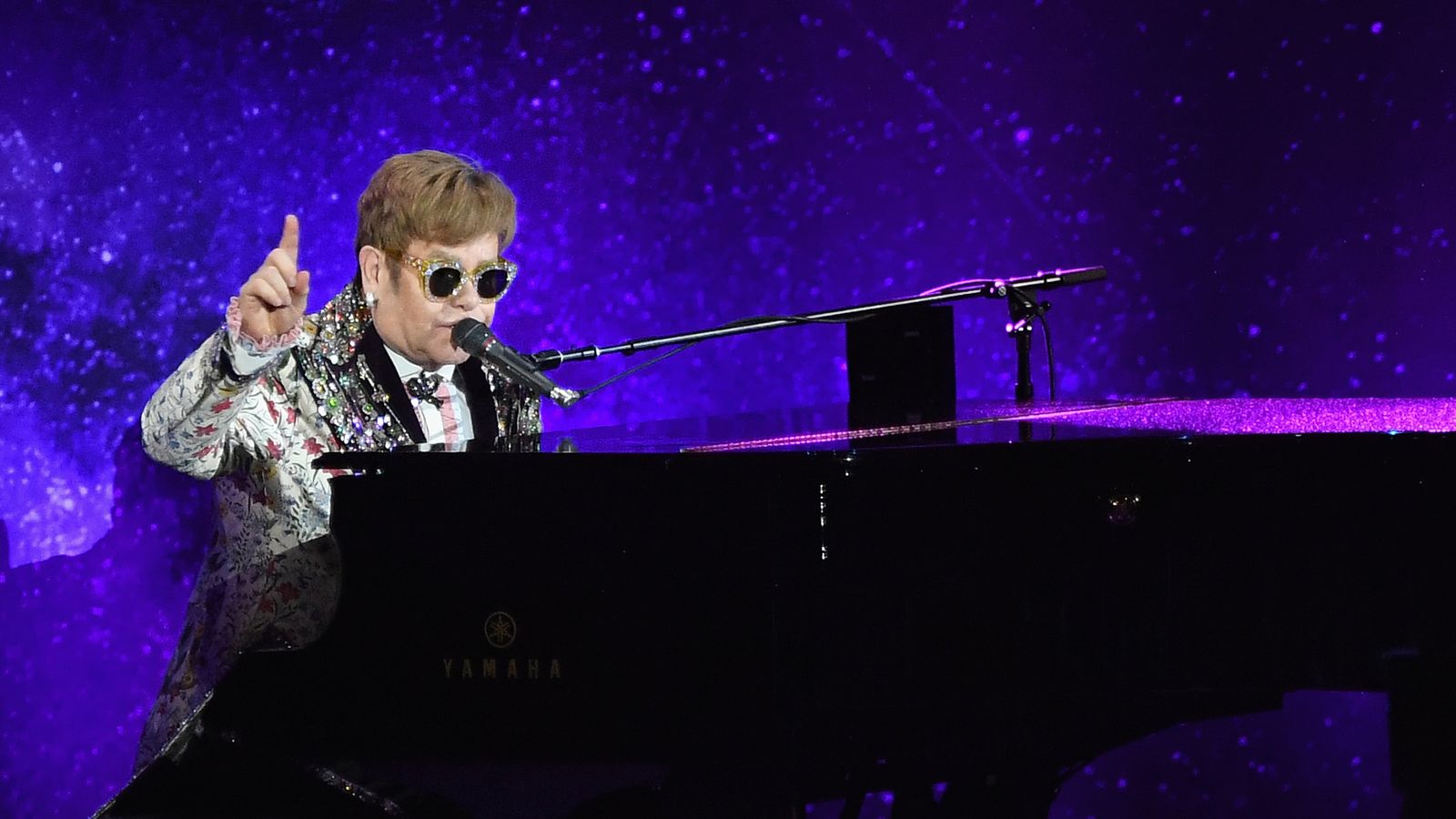 Singer Sir Elton John announces final tour: 'I want to go out with a bang' | Ents ...1600 x 900