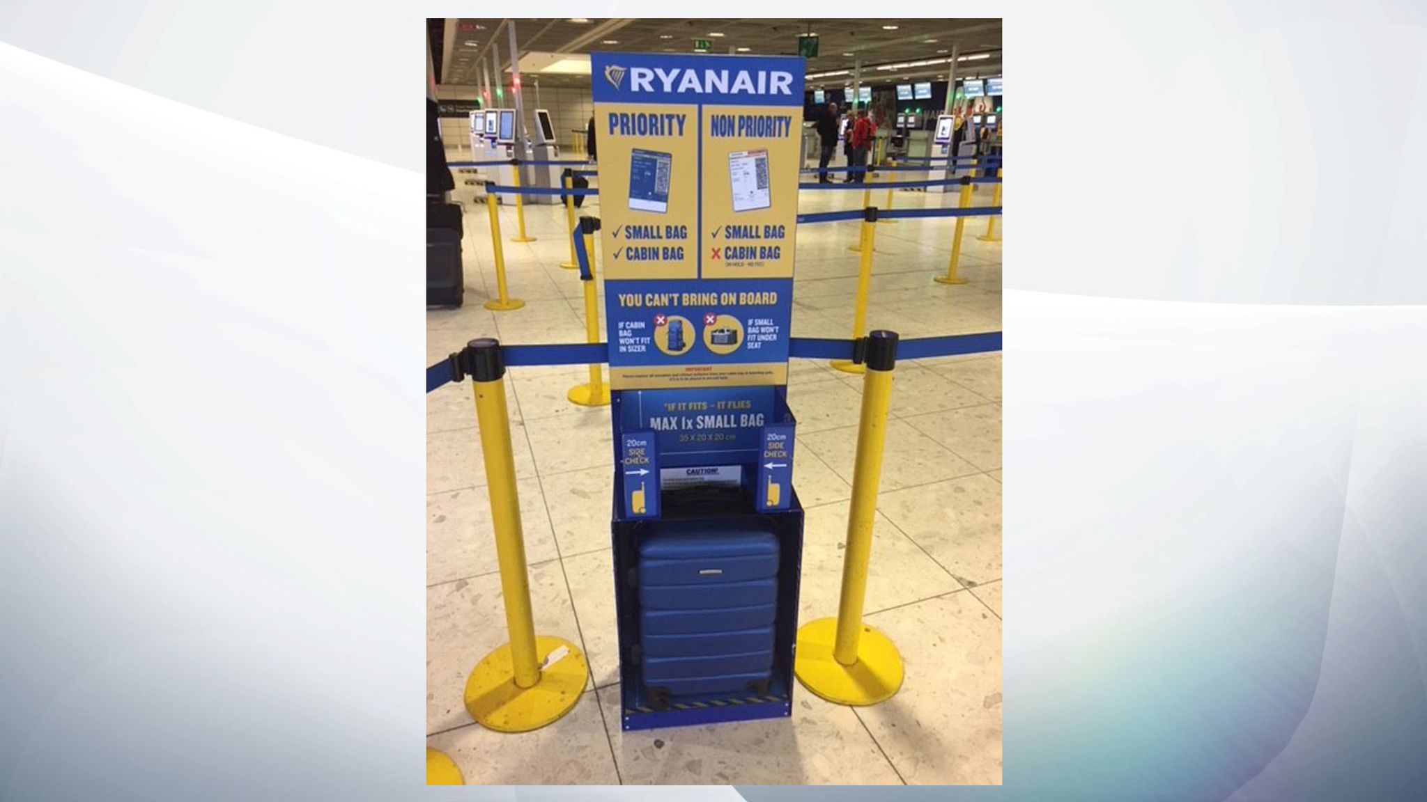 Apretar Barriga Permitirse Ryanair changes rules for on board baggage to prevent delays | UK News |  Sky News