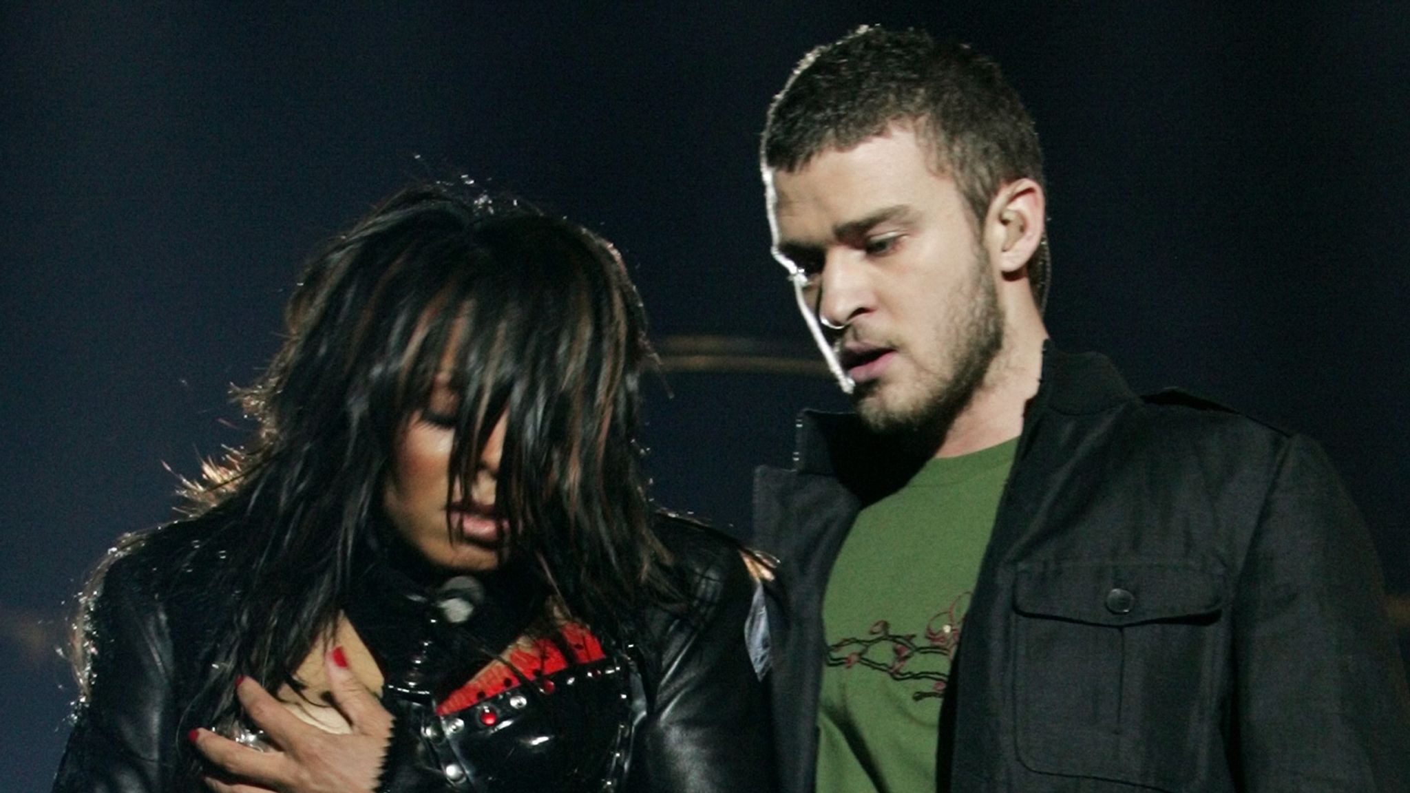 Telling him. Janet Jackson Justin Timberlake. Джанет Джексон супербоул.