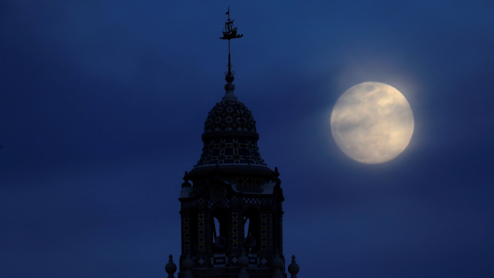 'Super Blue Blood Moon' Rare phenomenon lights up the sky World News