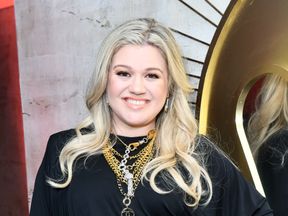 Kelly Clarkson attends the Warner Music Group Pre-Grammy Party in association with V Magazine on January 25, 2018 in New York City
