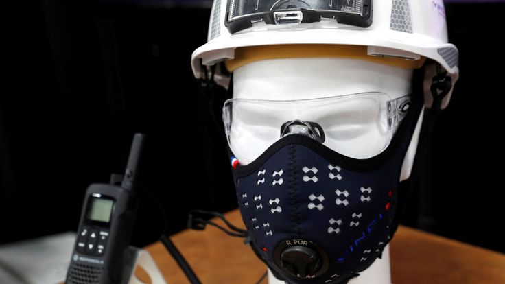 A R-PUR anti-pollution mask, which can filter out particles as small as pm 0.4 microns