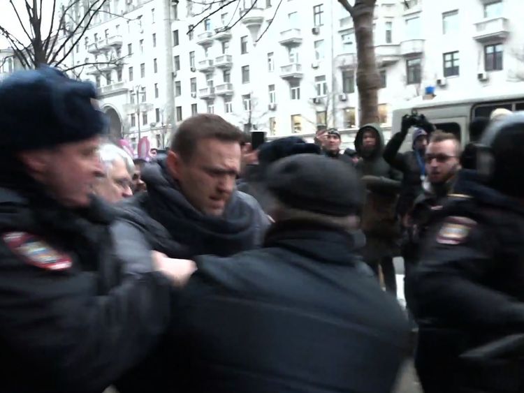 Police move in to arrest Alexei Navalny