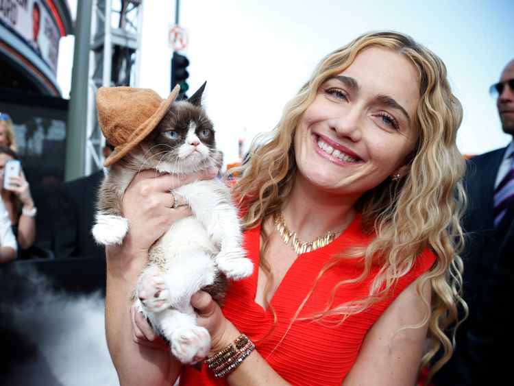 Grumpy Cat arrives with his owner Tabatha Bundesen at the 2014 MTV Movie Awards in Los Angeles, California April 13, 2014