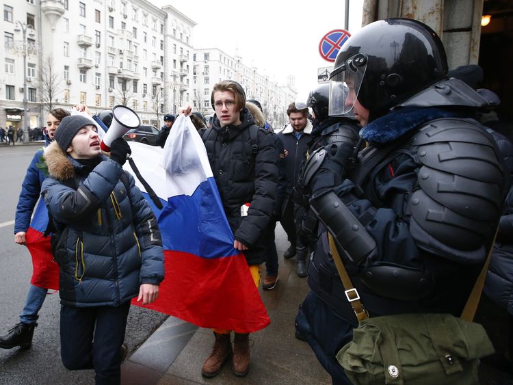 Protesters encounter riot police in Moscow