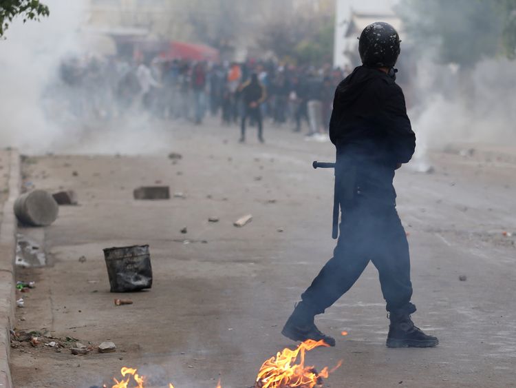 protesters clash with riot police attempting to disperse the crowd during demonstrations against rising prices and tax increases, in Tebourba, Tunisia, January 9, 2018. REUTERS/Zoubeir Souissi
