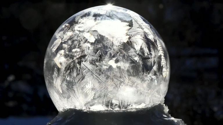 US big freeze: Bubbles reveal &#39;natural snow globe&#39;
