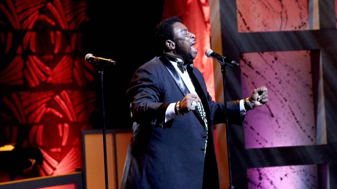 Edwards singing at an awards show in Nashville in August 2016