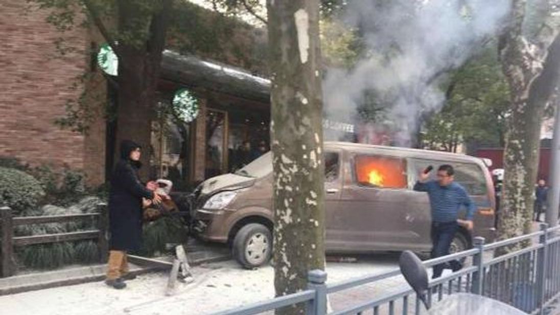 The minivan mounted the pavement and burst into flames Pic: People&#39;s daily, China