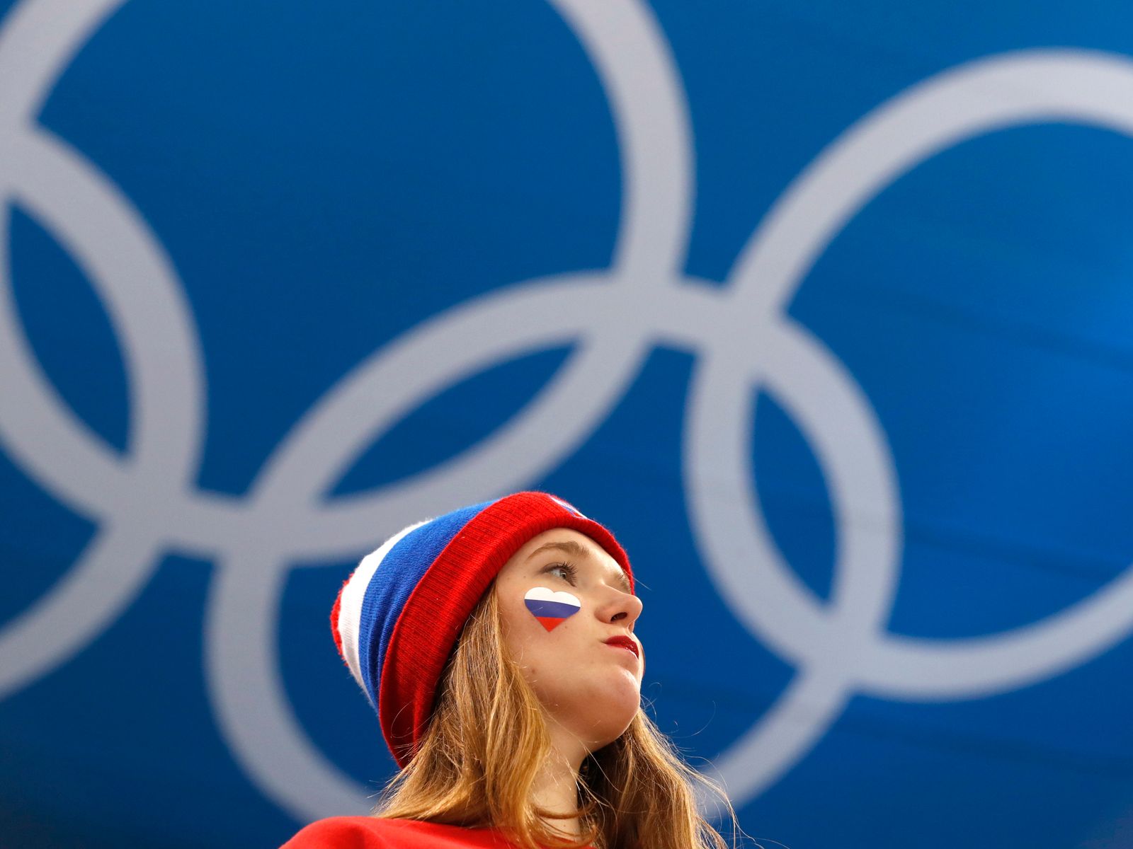 Флаг Олимпийских игр России. Российский флаг спорт. Девушка на фоне флага России.