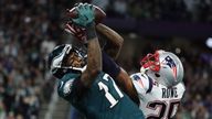 MINNEAPOLIS, MN - FEBRUARY 04:  Alshon Jeffery #17 of the Philadelphia Eagles catches a 34-yard touchdown pass against Eric Rowe #25 of the New England Pat