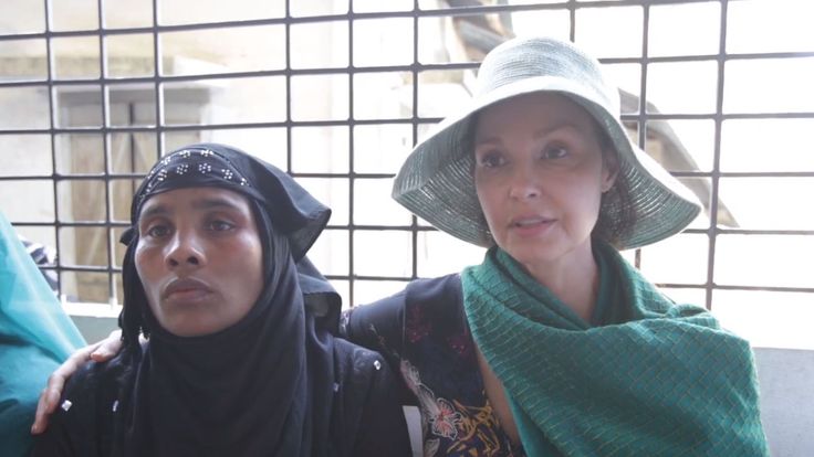 Ashley Judd waits with Rohingya refugee Ajida