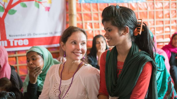 Ashley Judd with Rohingya refugees