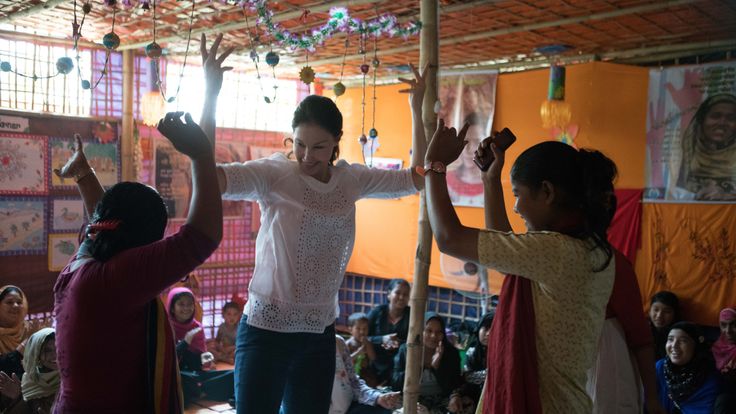 Ashley Judd with Rohingya refugees