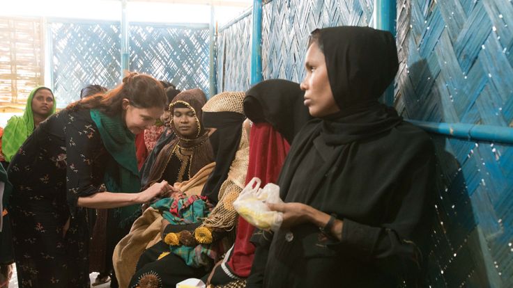 Ashley Judd with Rohingya refugees