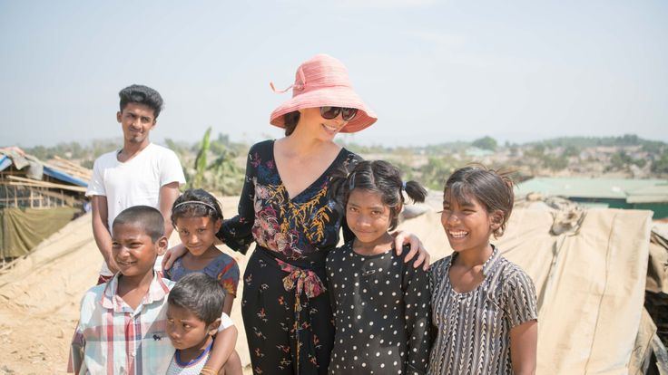 Ashley Judd with Rohingya refugees