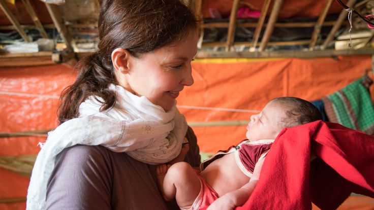 Ashley Judd with Rohingya refugees