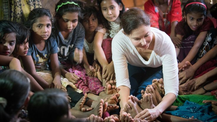 Ashley Judd with Rohingya refugees